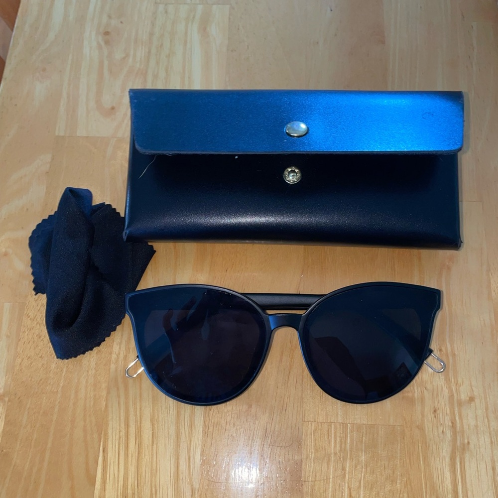 Black Cat-Eye Sunglasses with Case - Women Accessories